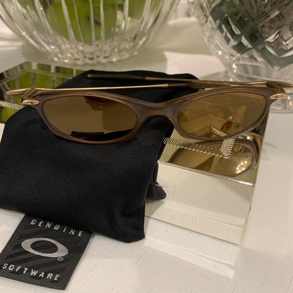OAKLEY SUNGLASSES š